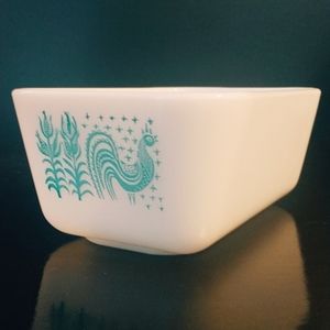 Pyrex Refrigerator Dish in Amish Butterprint (Turquoise Rooster) 502 NO LID